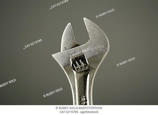 The most common type of adjustable wrench in use today. The adjustable end wrench the gripping faces of the jaws are displaced to a (typically) 15 degree angle...