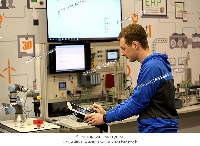 18 February 2019, North Rhine-Westphalia, Köln: An employee will be demonstrating an e-learning platform for vocational training at Lucas Nülle's stand at...