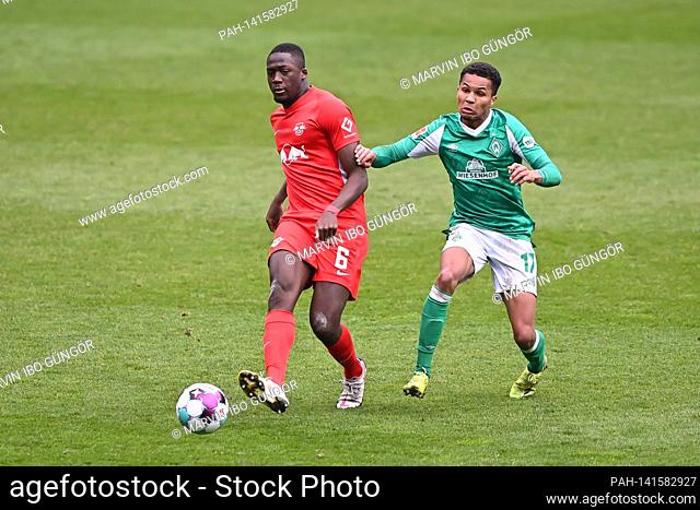 Ibrahima Konate (RBL, l) versus Felix Agu (Bremen, r). GES / Football / 1. Bundesliga: Werder Bremen - RB Leipzig, 04/10/2021 Football / Soccer: 1st League:...