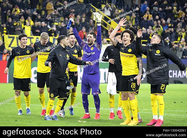 final jubilation DO, the players celebrate and dance in front of the fans, left to right Giovanni REYNA (DO), Erling HAALAND (DO), Achraf HAKIMI (DO)