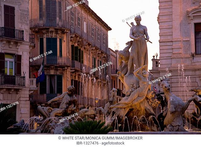 Piazza Archimede square, Fontana Diana, Diana fountain, old town of Syracuse, Sicily, Italy, Europe
