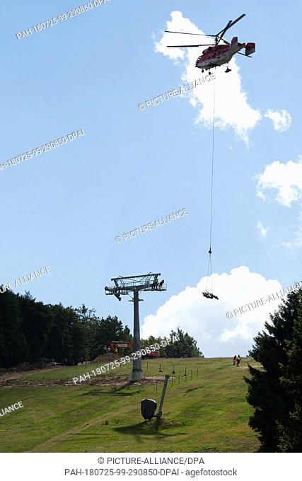 25 July 2018, Willingen, Germany: The last parts of a chairlift support of the new 8-seater chairlift ""K1 Willingen"" on the Köhlerhagen runway are transported...