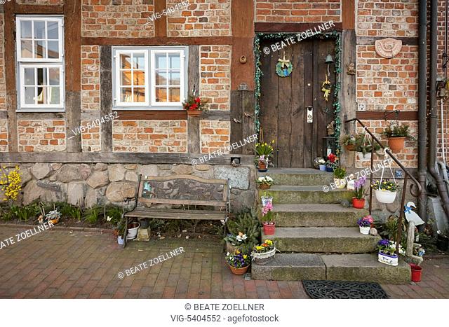 Liebevolle Fruehlings-Dekoration an einem historischen Wohnhaus in der Altstadt von Moelln/Herzogtum Lauenburg - Moelln, Schleswig-Holstein, Germany, 09/03/2014