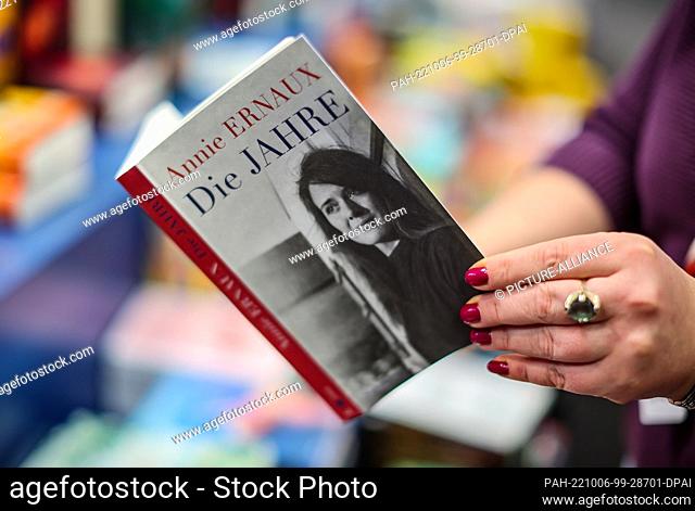 06 October 2022, Saxony, Leipzig: A woman holds the book ""The Years"" by Annie Ernaux in her hands in a Leipzig bookstore