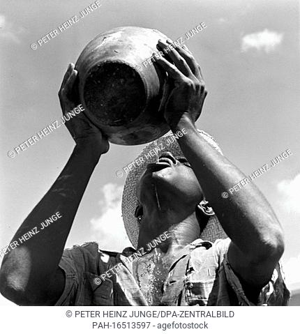 A Cuban man satiates his thirst with water from a large clay jug, photographed in 1962 in Pinar del Rio Province. Photo: Heinz Junge