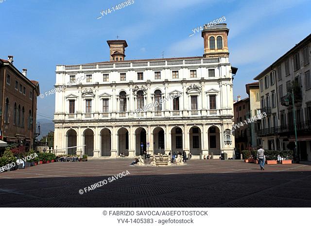 Italy, Lombardy, Bergamo Old Town, Piazza Vecchia, Palazzo Nuovo