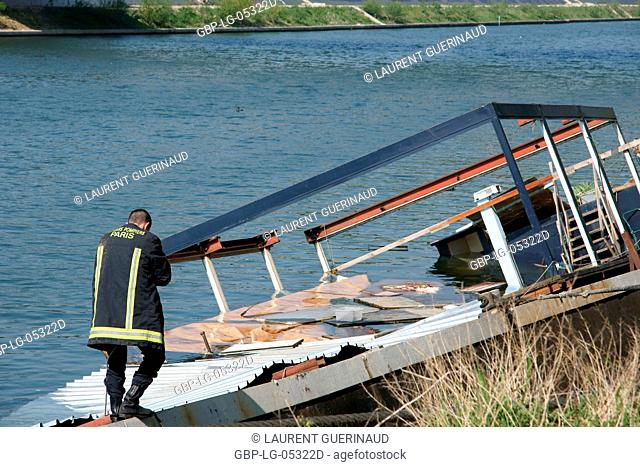 Boat, River, Quais de Seine, Bolougne-Billancourt, Hauts-de-Seine (92), Ile de France, France