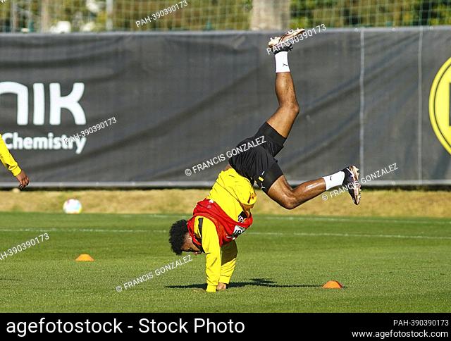 firo : 07.01.2023, football . Football: BVB, Borussia Dortmund training camp in Marbella / Spain Cartwheel Karim Adeyemi, joke Humor