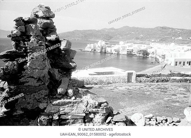Griechenland, Greece - Eien Ruine aus Natursteinen mit einem kleinen Küstenstädtchen im Hintergrund in Griechenland, 1950er Jahre