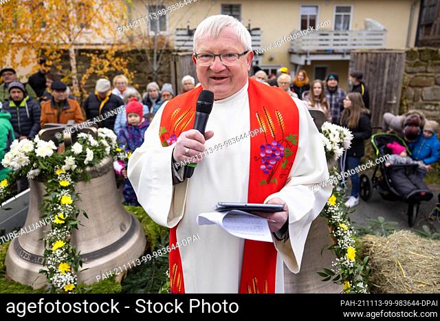 13 November 2021, Thuringia, Bad Blankenburg: Andreas Kämpf, parish priest, consecrates the two new bells in front of St. Nikolai Church