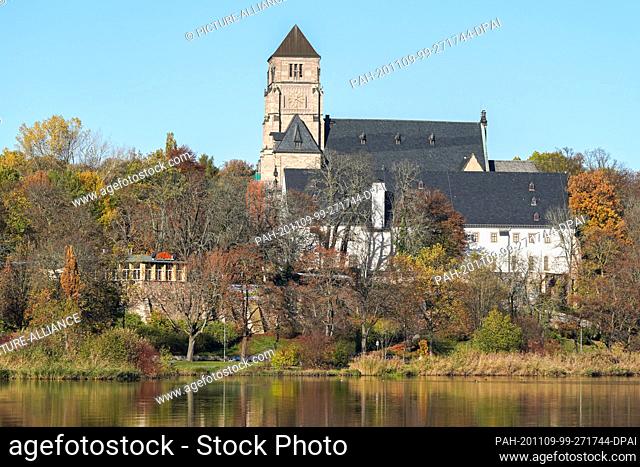 07 November 2020, Saxony, Chemnitz: View of the castle church with the Schloßbergmuseum (v.), the former monastery, at the castle pond (foreground) in the...
