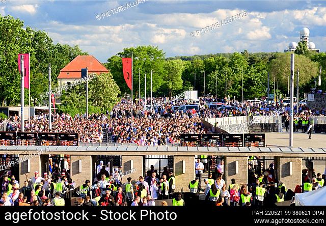 21 May 2022, Berlin: Soccer: DFB Cup, SC Freiburg - RB Leipzig, Final, Olympiastadion. Fans come through the entrance at the south gate before the match