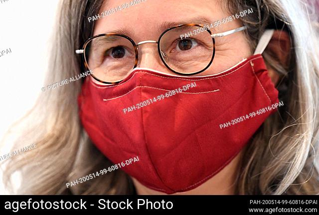 14 May 2020, Thuringia, Erfurt: Heike Werner (Die Linke), Minister of Health of Thuringia, wears a mask during the session of the Thuringian parliament