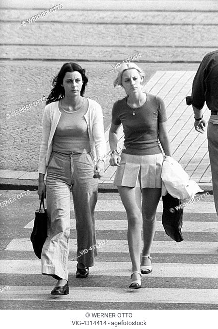 DEUTSCHLAND, BOTTROP, 31.08.1973, Seventies, black and white photo, people, two young girls on shopping expedition, shopping bags, pulli, miniskirt, trousers