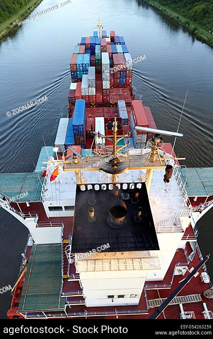 Das Containerschiff Wybelsum auf dem Nord-Ostsee-Kanal bei Beldorf (Schleswig-Holstein, Deutschland)