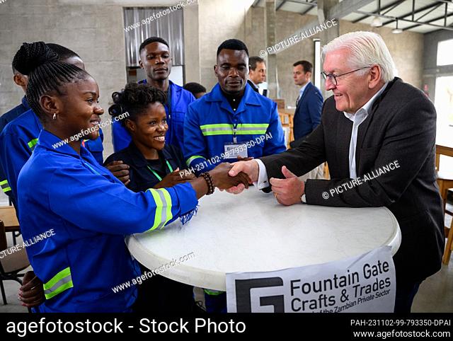 02 November 2023, Zambia, Lusaka: German President Frank-Walter Steinmeier (r) visits the Fountain Gate Vocational School and talks to students there