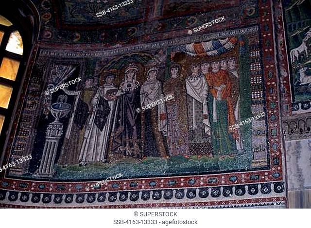 ITALY, RAVENNA, S. VITALE, 547 AD, MOSAIC EMPRESS THEODORA AND HER ATTENDANTS
