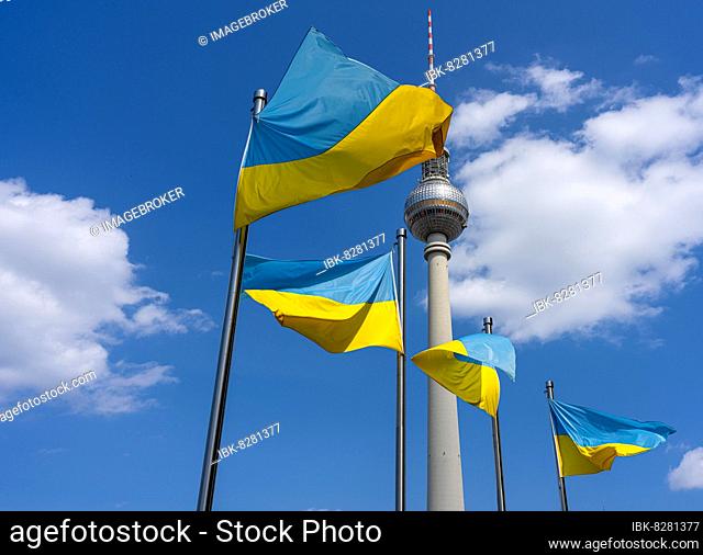 Die Ukrainische Nationalflagge vor dem Berliner Fernsehturm am Alexanderplatz, Berlin, Deutschland