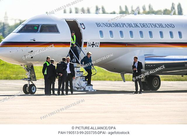 13 May 2019, North Rhine-Westphalia, Dortmund: Chancellor Angelika Merkel (CDU, M) gets off her government plane at Dortmund airport