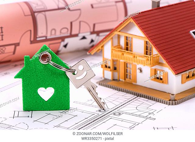 Hausbau mit Bauplan, Modellhaus und Hausschlüssel
