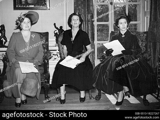 Queen And Princess See Spring Fashions - The Queen and Princes Margaret pictured with Lady Rothermere (centre) at Warwick House, St