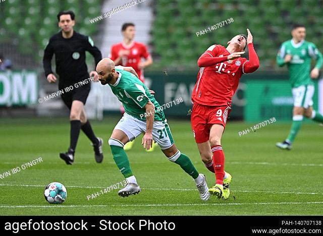 duels, duel Oemer Toprak (Bremen) / l. versus Robert Lewandowski (FC Bayern Munich). GES / Football / 1. Bundesliga: SV Werder Bremen - FC Bayern Munich