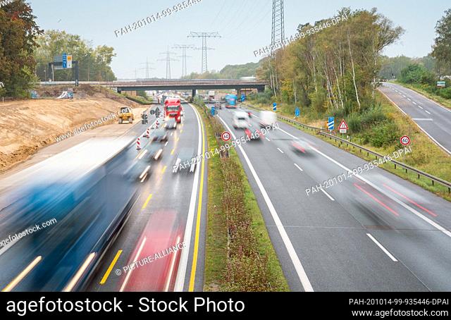 08 October 2020, Brandenburg, Birkenwerder: Cars and trucks drive on the motorway A10 past the Birkenwerder junction (long exposure)