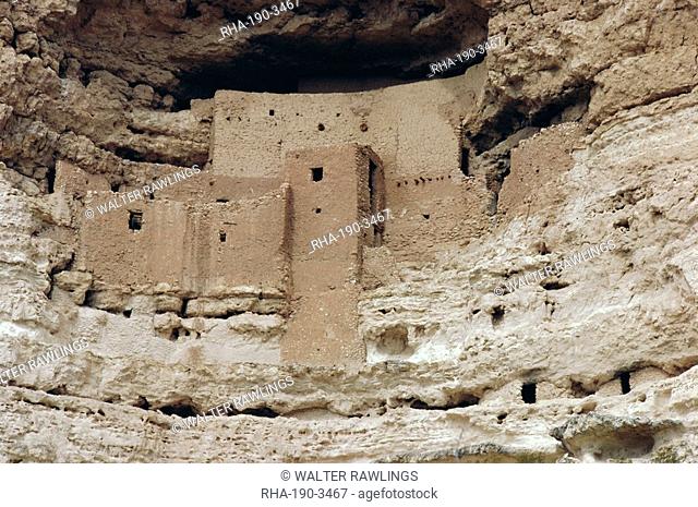 Montezuma Castle dating from 1100-1400 AD in limestone cliff, Sinagua, Arizona, USA, North America