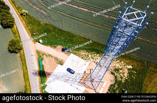 17 June 2022, Mecklenburg-Western Pomerania, Göllin: The first radio mast erected by the Mecklenburg-Vorpommern Radio Mast Infrastructure Company (FMI)