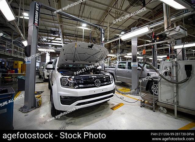 06 December 2021, Argentina, Pacheco: Production of the Amarok pickups at the VW plant. The Amarok model is currently manufactured exclusively in Argentina and...