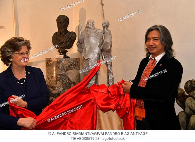 President Accademia delle Belle Arti del Disegno Cristina Acidini, Chinese artist Wu Weishan finds out the donated artwork ' La barca di qui bai shi e Leonardo'...