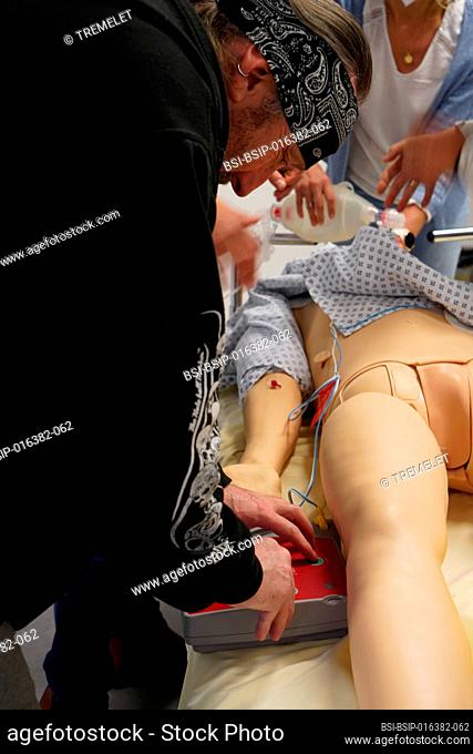 Resuscitation training on a dummy: defibrillator and respiratory aid. Various health professionals are trained in the evolution of practices