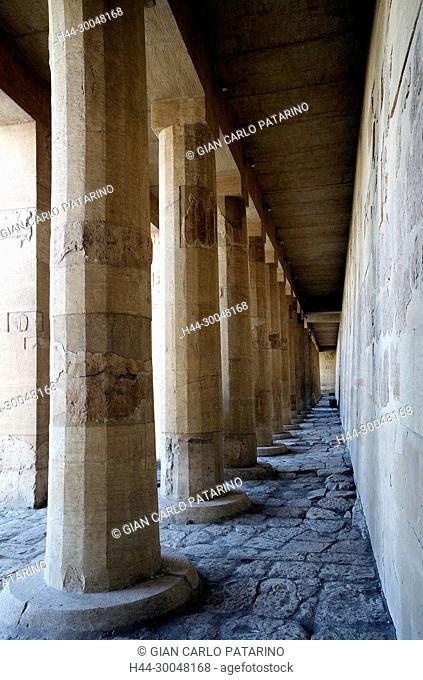 Deir el Bahari, Luxor, Egypt: temple of the queen Hatshepsut (New Kingdom 1567-1080 b.C.) at Deir el Bahari called Djeser-Djeseru: a colonnade portico