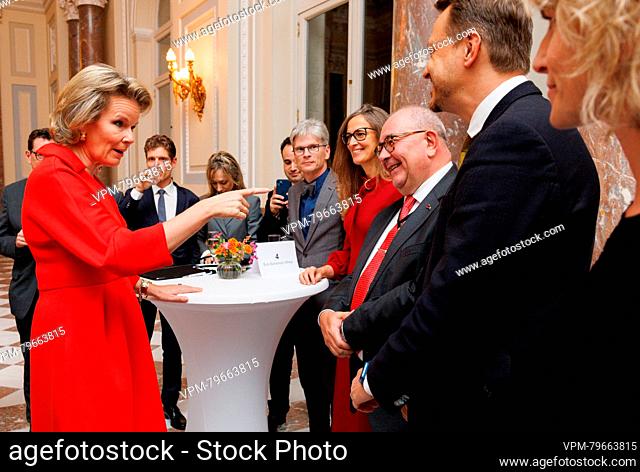 La reina Mathilde de Bélgica (L) habla con el embajador belga en Costa de Marfil Carole van Eyll, embajador belga en indonesia Frank Felix y Cónsul General de...