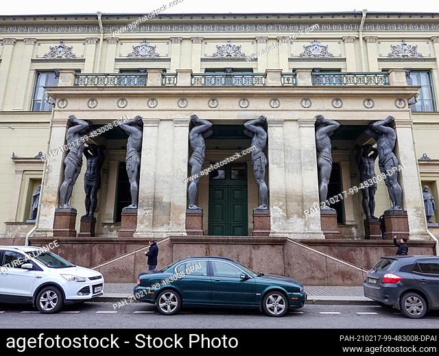 05 November 2019, Russia, St. Petersburg: Sculptures at the ""New Hermitage"", in Saint Petersburg on the Neva River. The entrance is supported by 10 huge stone...