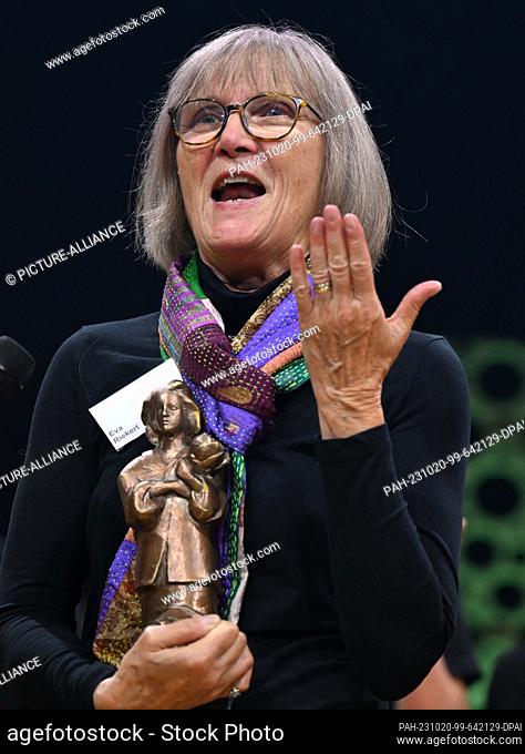 20 October 2023, Hesse, Frankfurt/Main: Translator Eva Riekert is awarded the Momo trophy at the German Youth Literature Prize ceremony at the Congress Center