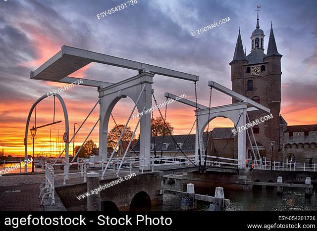 Brücke am Hafen der holländischen Kleinstadt Zierikzee an der südlichen Nordseeküste von Holland