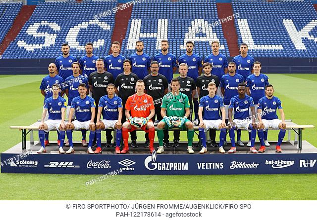 firo: 10.07.2019 football, 2019/2020 FC Schalke 04, photo session team photo, photo session, team photo back row: Daniel Caligiuri, Mark Uth, Fabian Reese