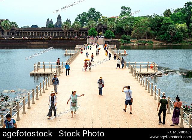 Cambodia: Provisional bridge at the westside of the temple complex Angkor Wat..Photo from May 9th, 2019. | usage worldwide