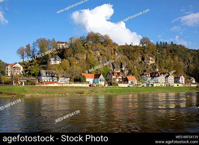 Germany, Saxony, Rathen, Village on bank of Elbe river in¶ÿSaxon Switzerland National Park