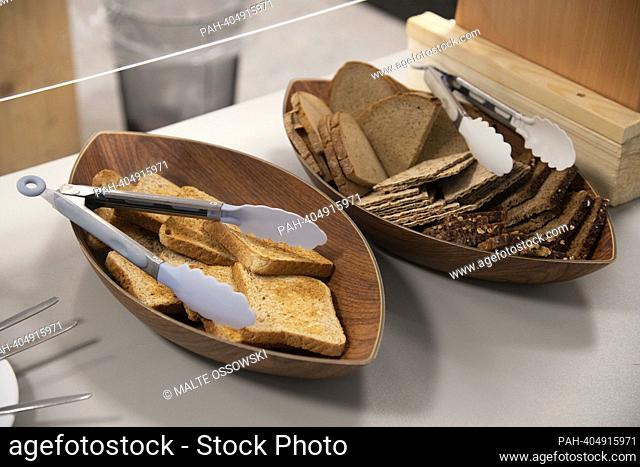 Bowls with bread, bread basket, toast, crispbread, wholemeal bread, The Brotzeit project is intended to enable children to start the school day with breakfast