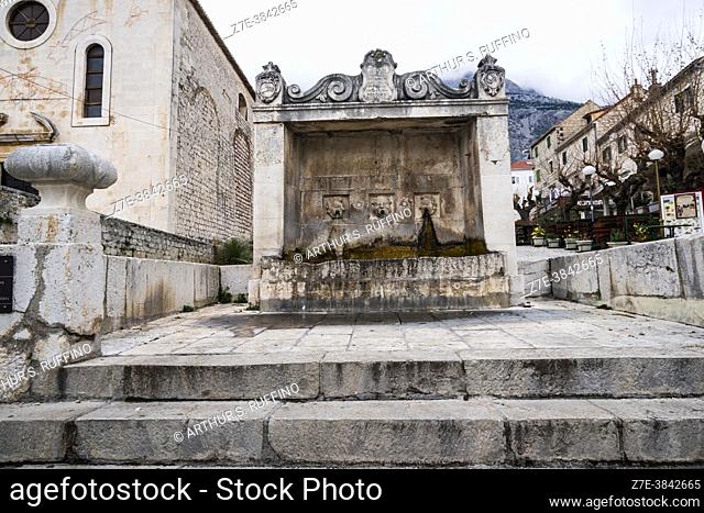 Venetian Drinking Fountain. Adjacent Andrija KaÄ. iÄ‡ MiošiÄ‡ Square (central town Square). Makarska, Croatia, Europe