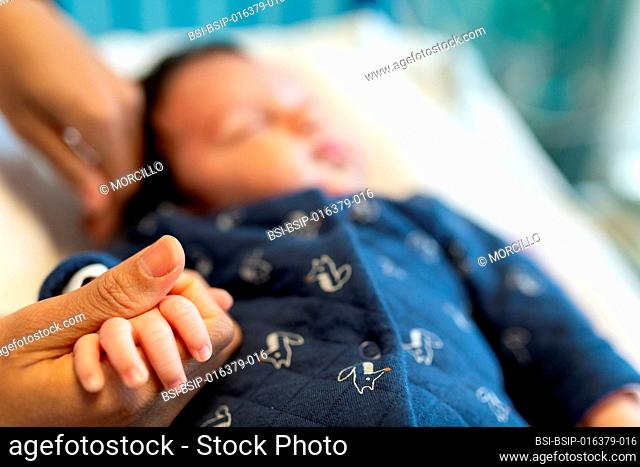A mother and child in hospital at the time of a bronchiolitis outbreak
