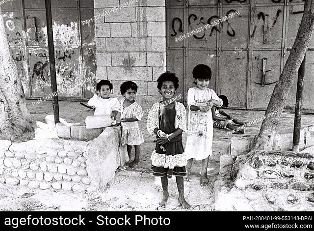 20 July 1993, Israel, Hebron: Children playing in Hebron in the early 1990s. Photo: Stephan Schulz/dpa-Zentralbild/ZB. - Hebron/Israel