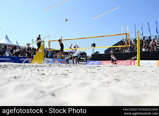 27 May 2023, Lower Saxony, Norderney: The team of "" Hauptstadt Beacher e.V/ VC Olympia Berlin "" with Eric Stadie and Niklas Rudolf ( black jerseys ) play...