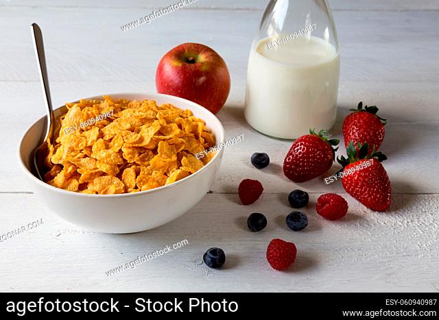 Cornflakes in einer Schale mit Milch und Früchten