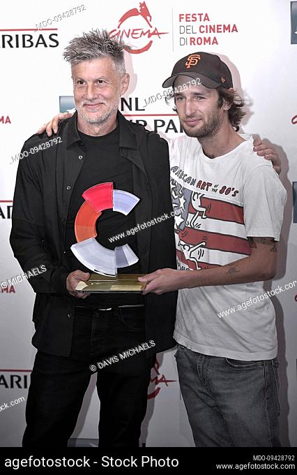 Davis Michaels and American actor Hopper Penn with the Corbucci Award at the Rome Film Fest 2022. Alice Nella Città Winners Photocall