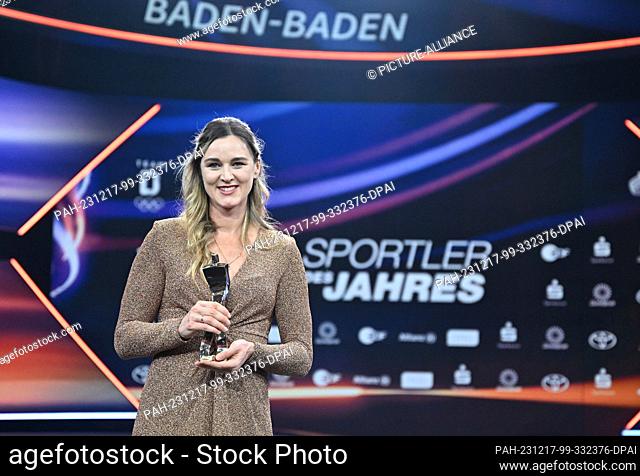 17 December 2023, Baden-Württemberg, Baden-Baden: Gala for the Athlete of the Year award at the Kurhaus in Baden-Baden. Biathlete Denise Hermann-Wick holds her...