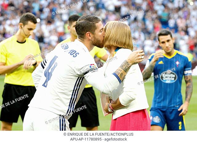 2016 La Liga Football Real Madrid v Celta Vigo Aug 27th. 27.08.2016. Madrid, Spain. Mireia Belmonte medalist in Rio 2016 at the kick off of the La Liga football...