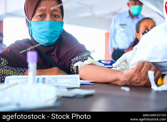Medical personnel are conducting rapid test and swap checks on several market vendors in Yogyakarta. Covid-19 victims experienced an increase which mostly came...